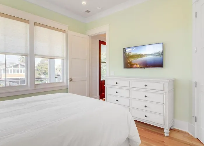 616 Carolina Boulevard By Avantstay